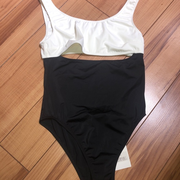 Solid &Striped SWIM TEAM The Natasha
Msrp $168 - Picture 3 of 5